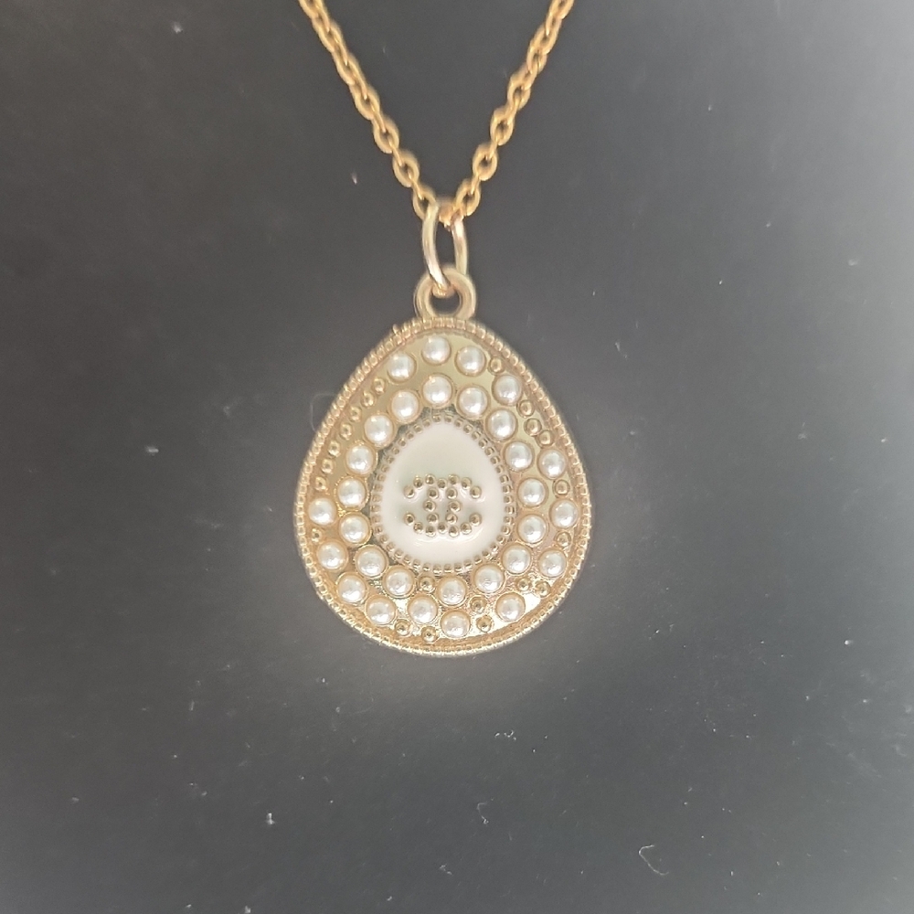 Chanel Charm, Elegant Gold and Pearl Teardrop Pendant Necklace